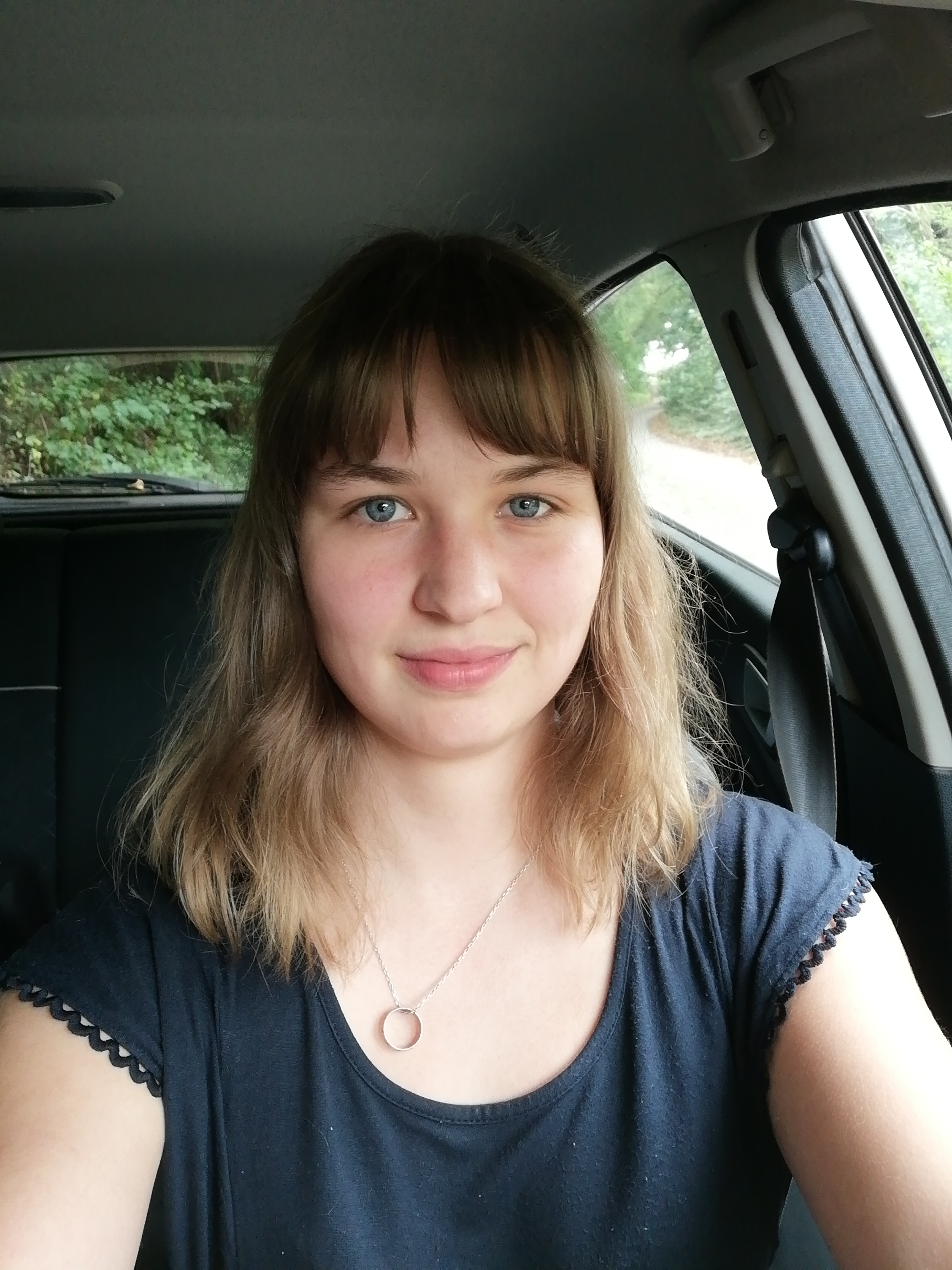 Ein Portät von Lisa, die in einem Auto sitzt.